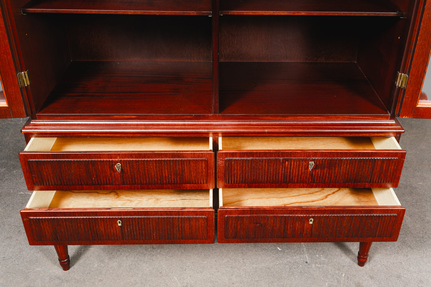 Eleganter Vitrinenschrank im Antik Stil