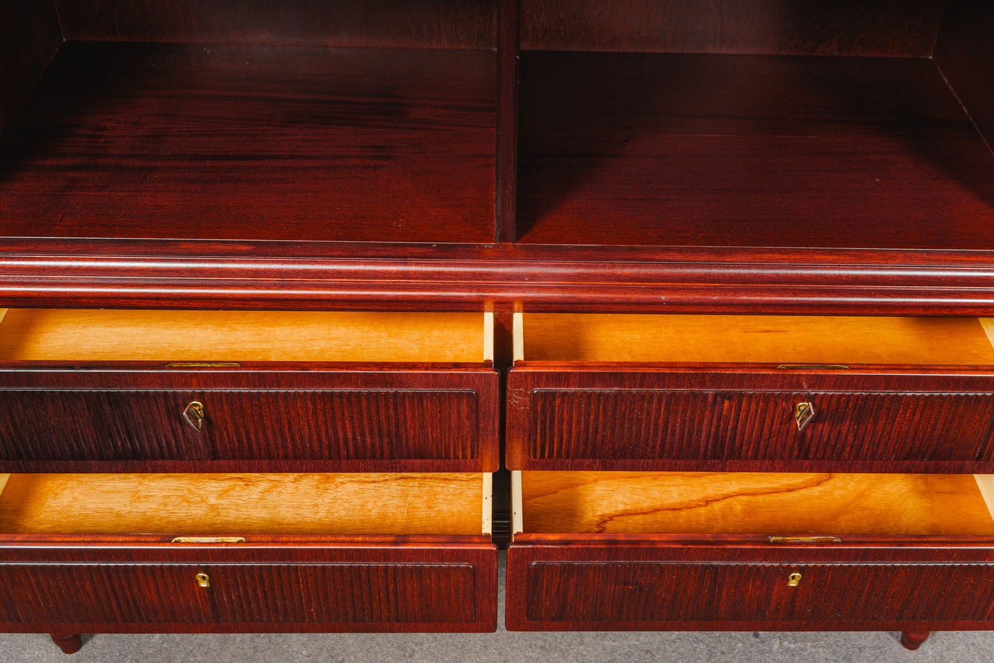 Eleganter Vitrinenschrank im Antik Stil