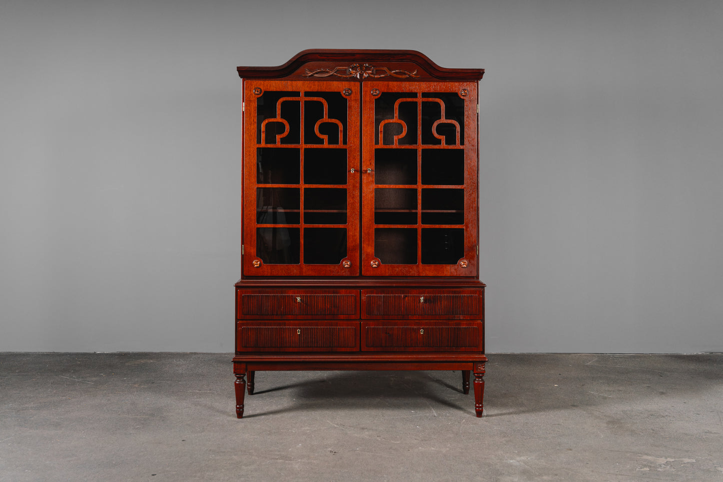 Eleganter Vitrinenschrank im Antik Stil