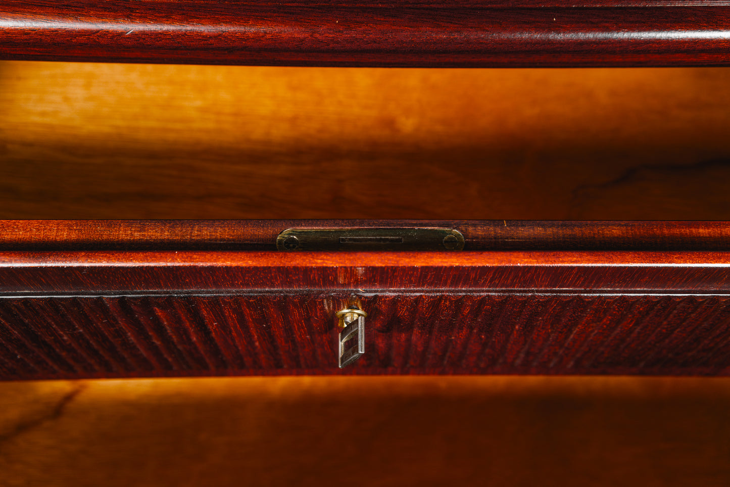 Eleganter Vitrinenschrank im Antik Stil