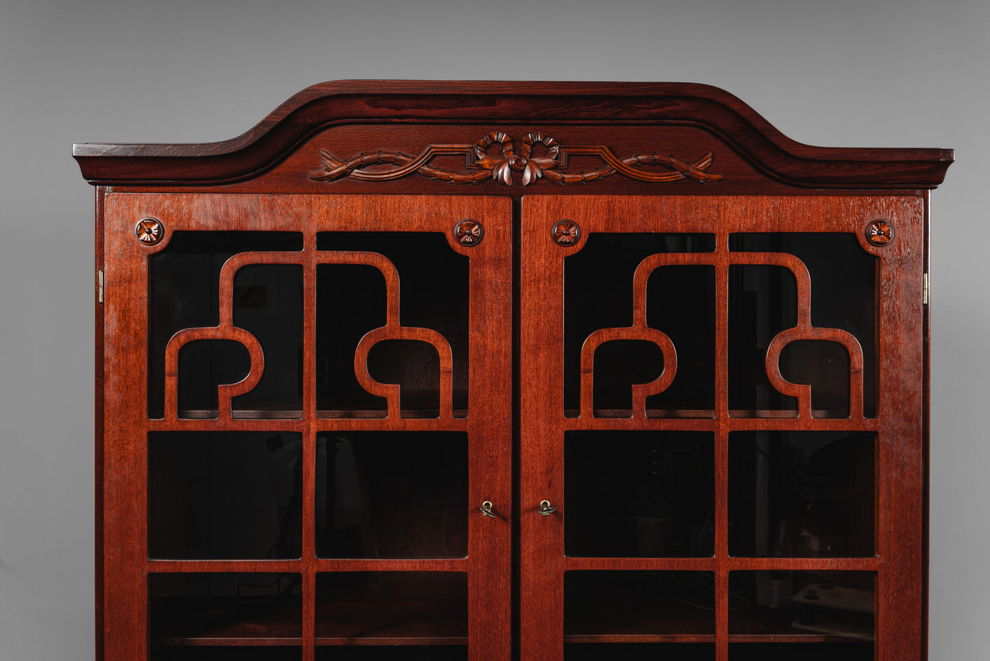 Eleganter Vitrinenschrank im Antik Stil