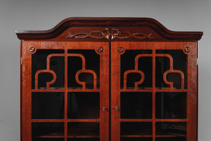 Eleganter Vitrinenschrank im Antik Stil