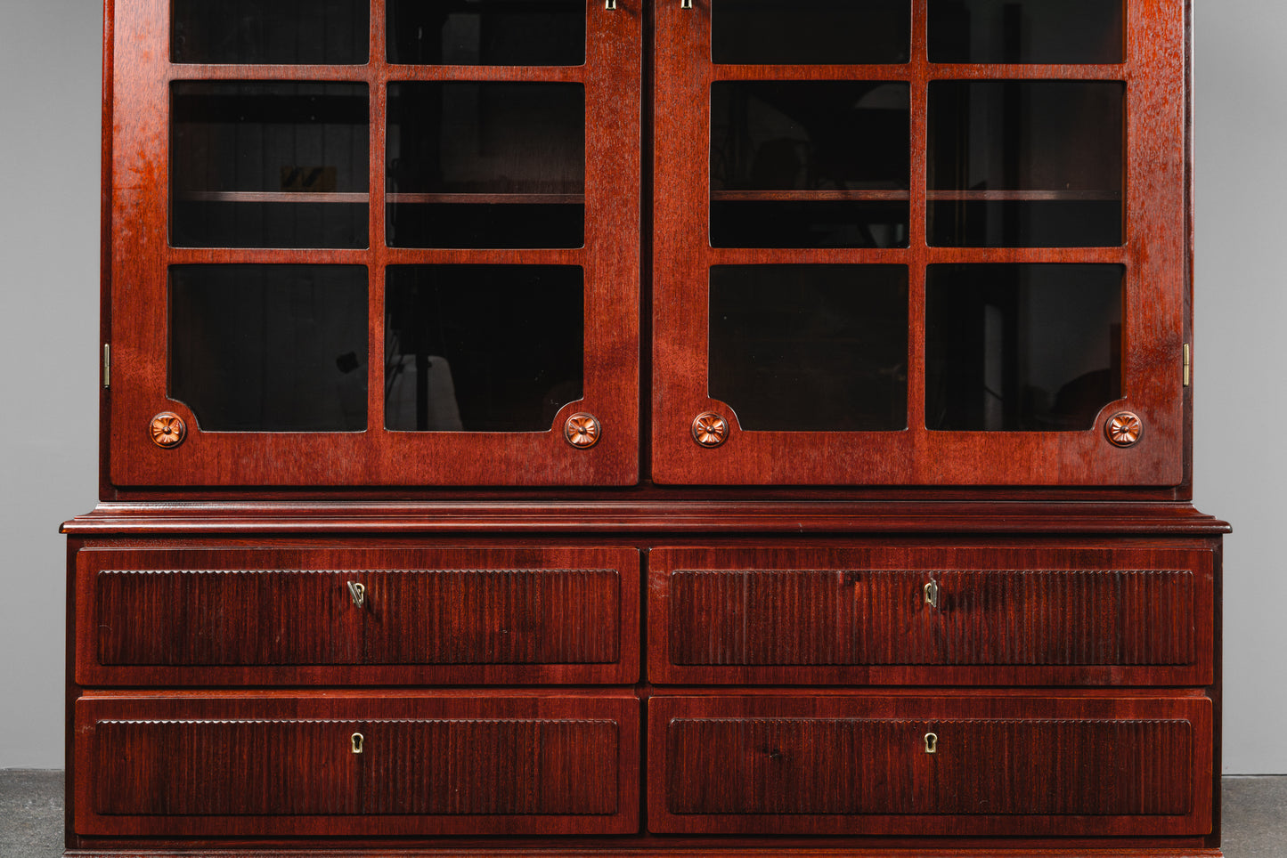 Eleganter Vitrinenschrank im Antik Stil