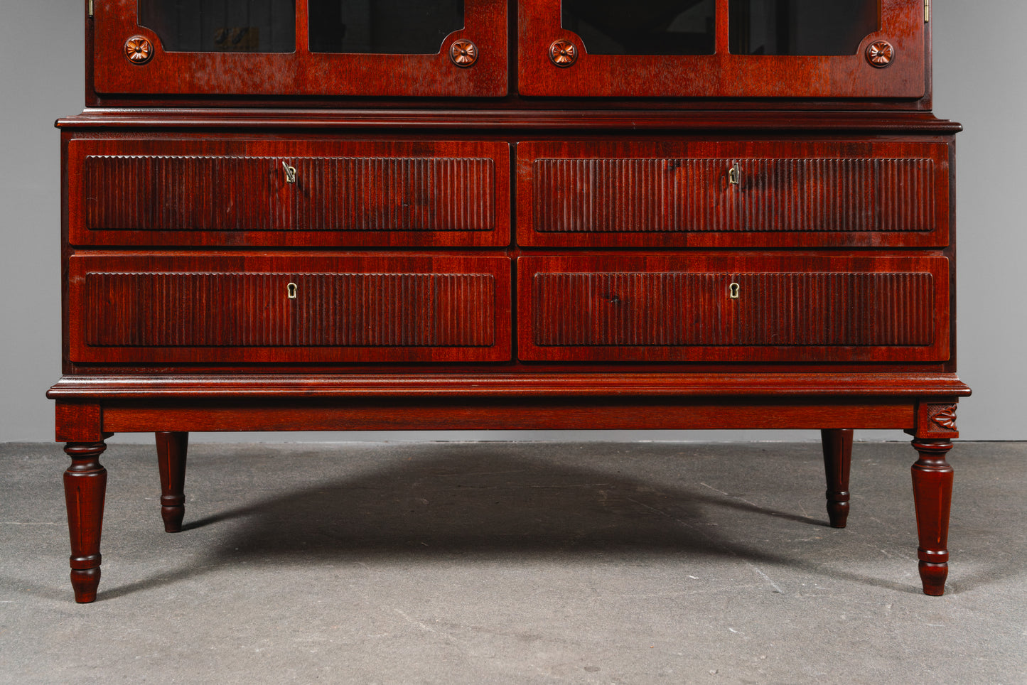 Eleganter Vitrinenschrank im Antik Stil