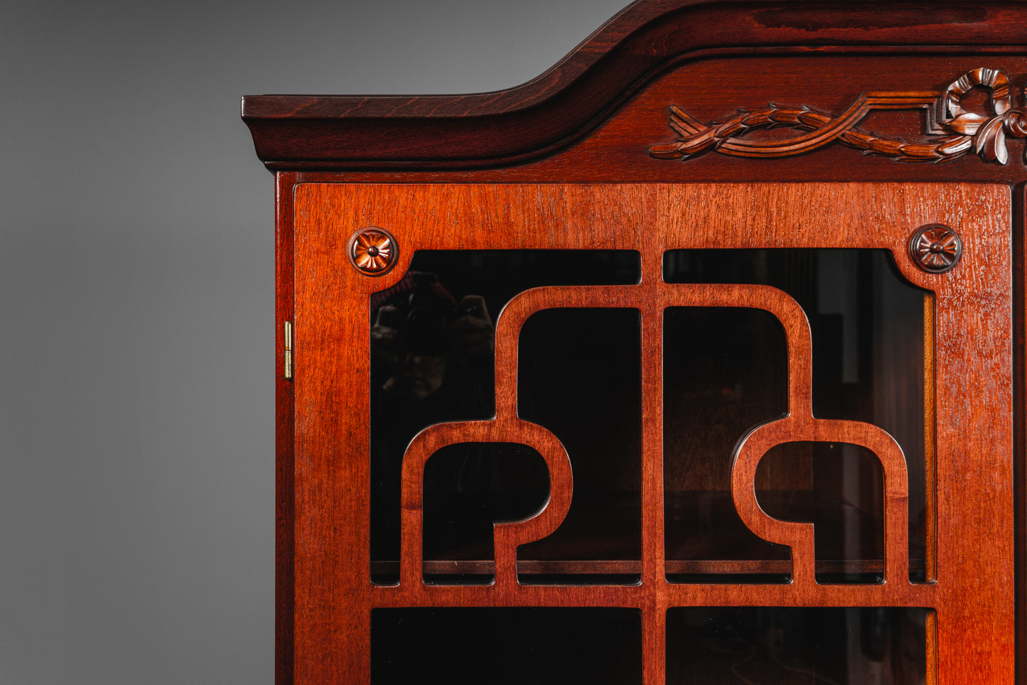 Eleganter Vitrinenschrank im Antik Stil