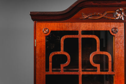 Eleganter Vitrinenschrank im Antik Stil