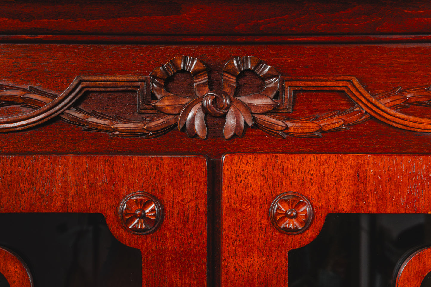 Eleganter Vitrinenschrank im Antik Stil