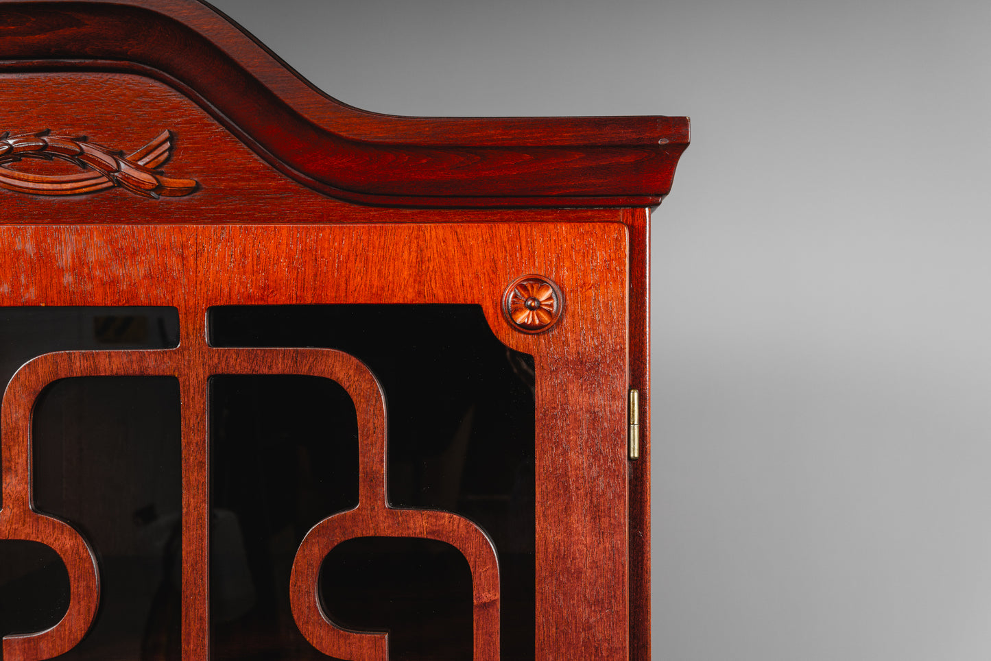 Eleganter Vitrinenschrank im Antik Stil