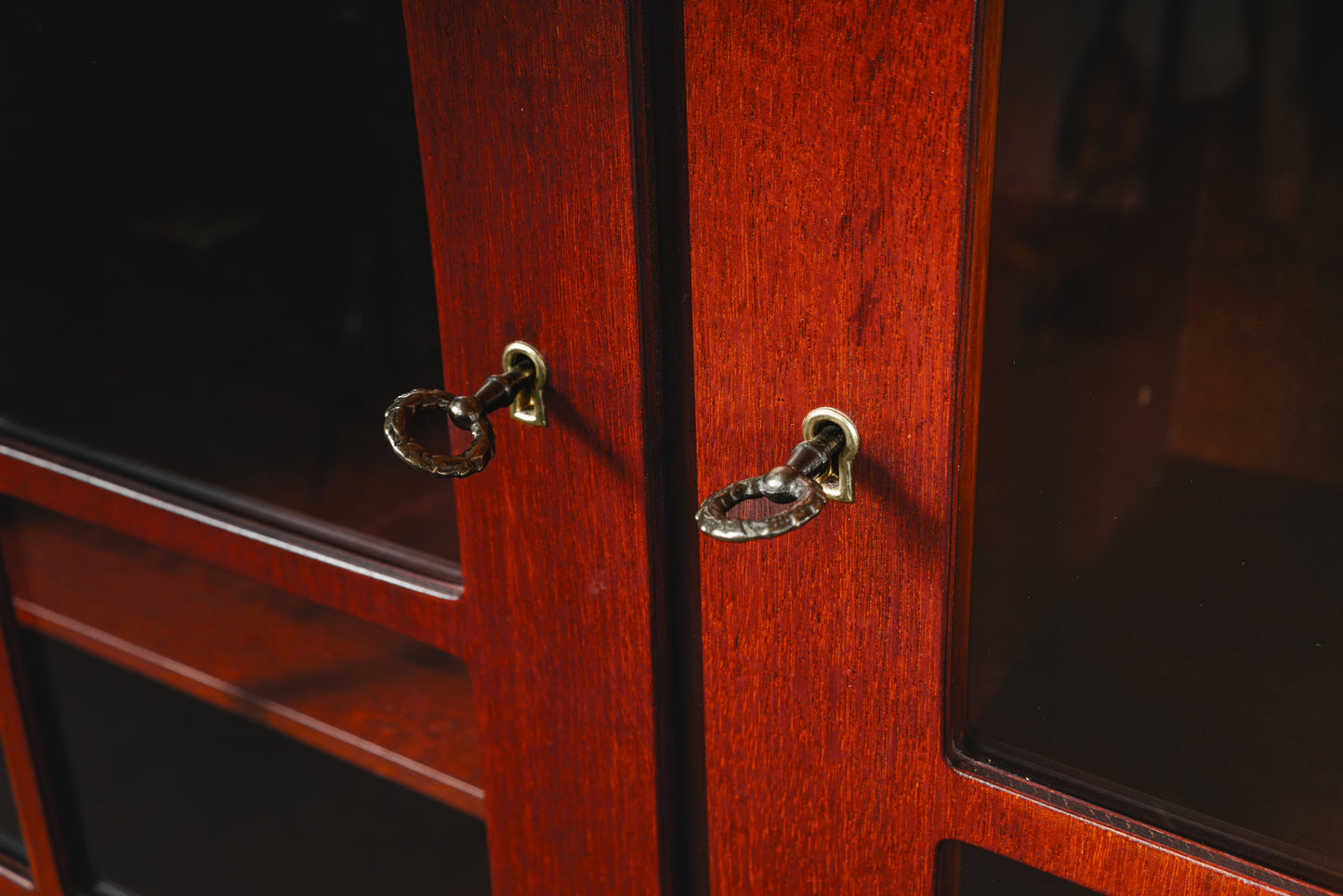 Eleganter Vitrinenschrank im Antik Stil