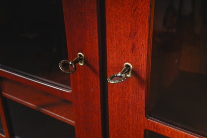 Eleganter Vitrinenschrank im Antik Stil