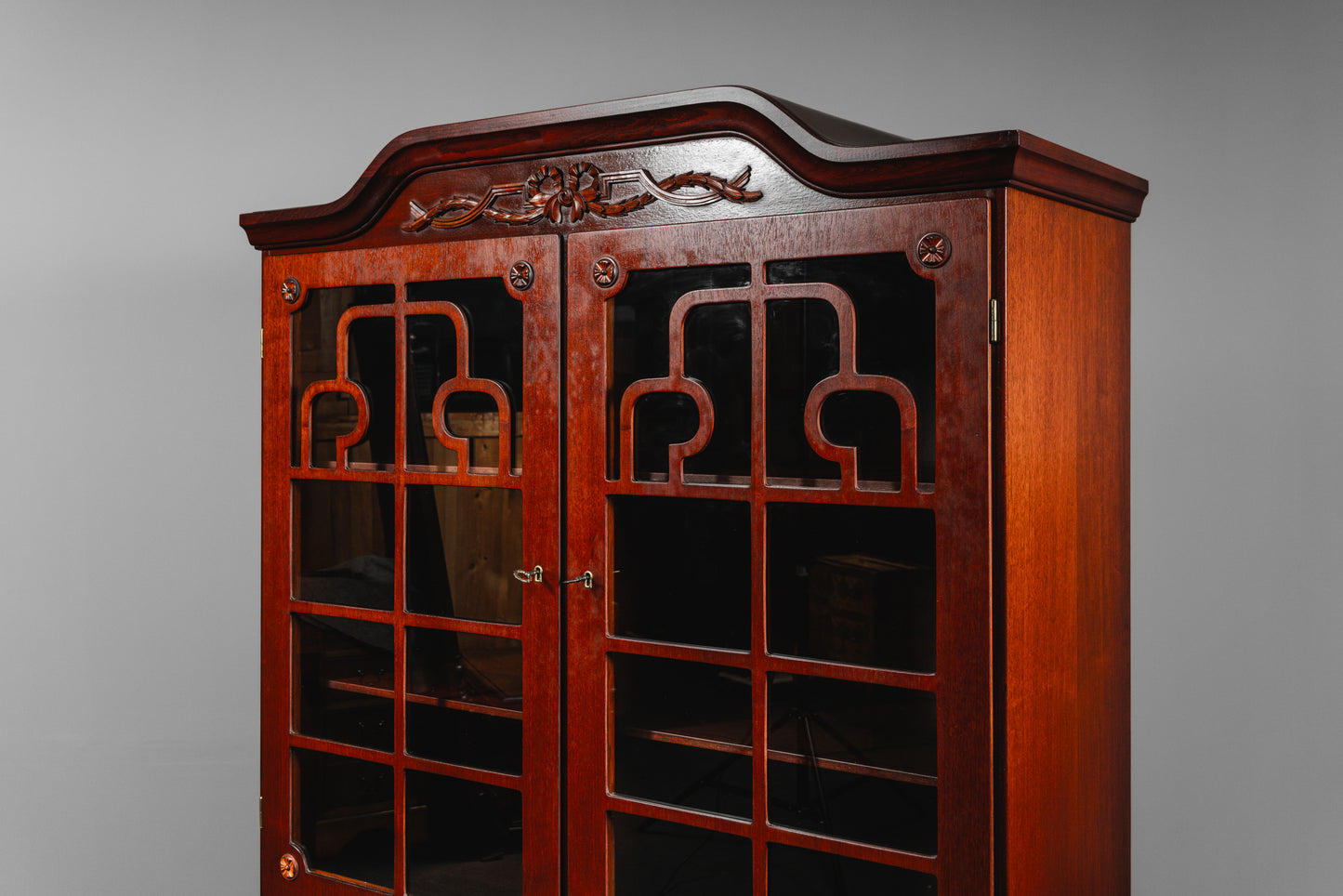 Eleganter Vitrinenschrank im Antik Stil