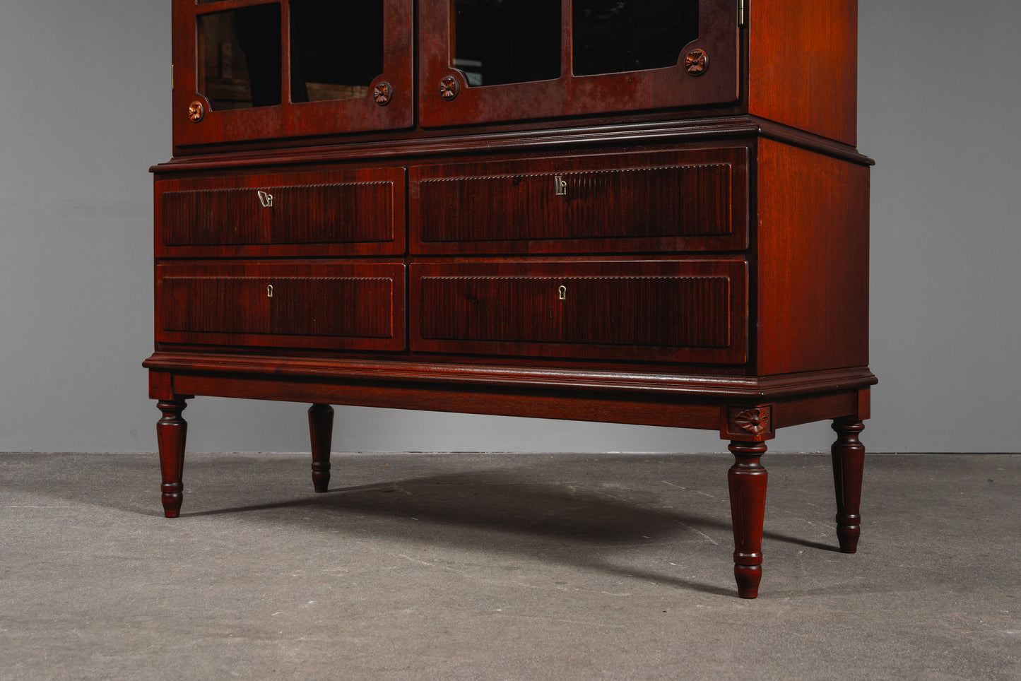 Eleganter Vitrinenschrank im Antik Stil