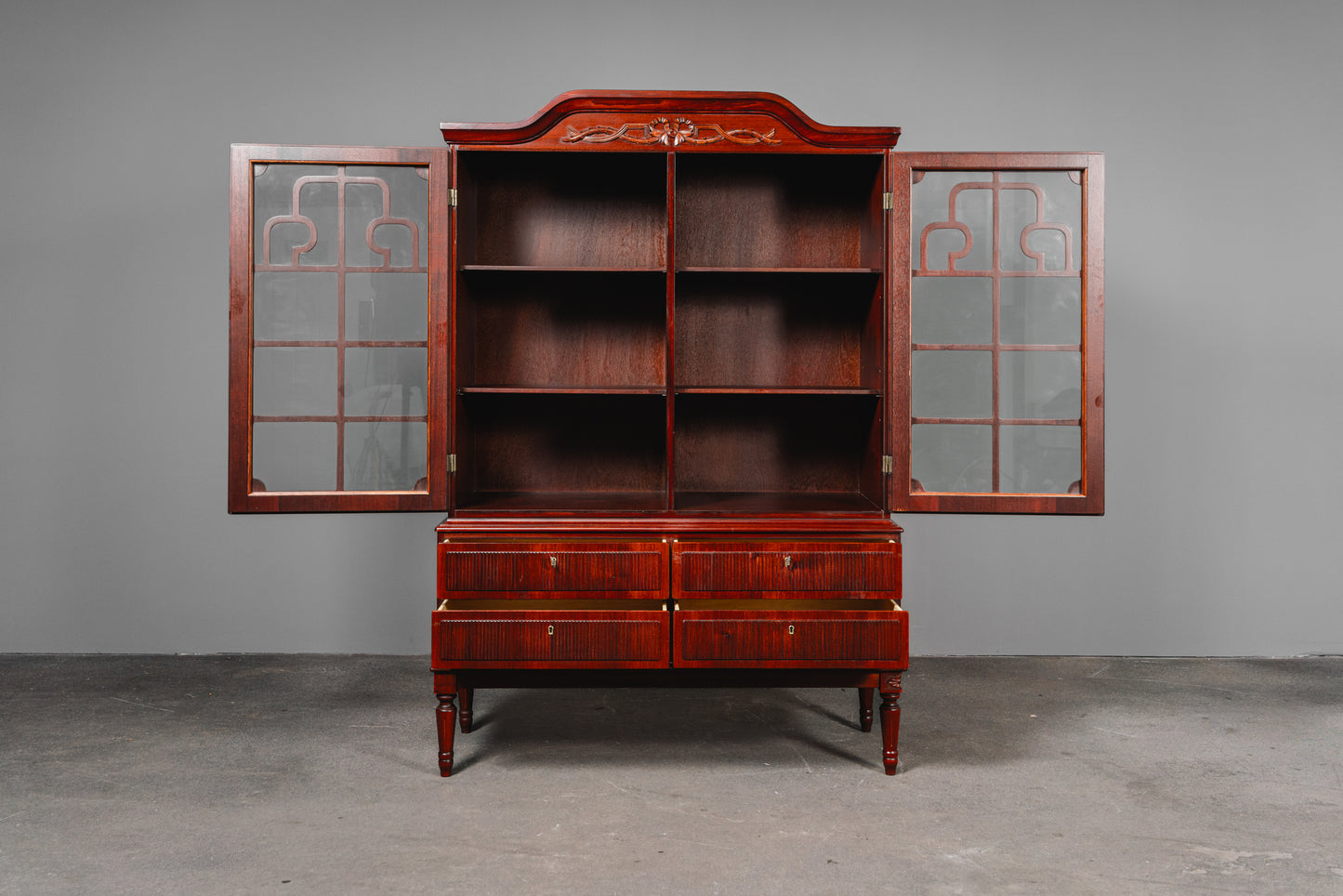 Eleganter Vitrinenschrank im Antik Stil