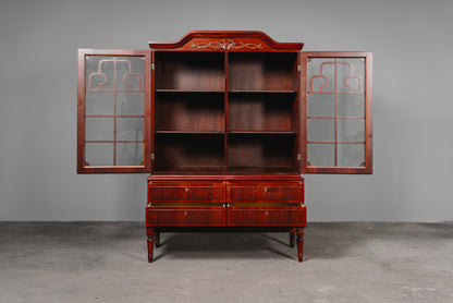 Eleganter Vitrinenschrank im Antik Stil