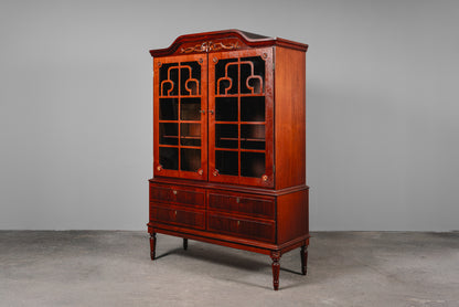 Eleganter Vitrinenschrank im Antik Stil
