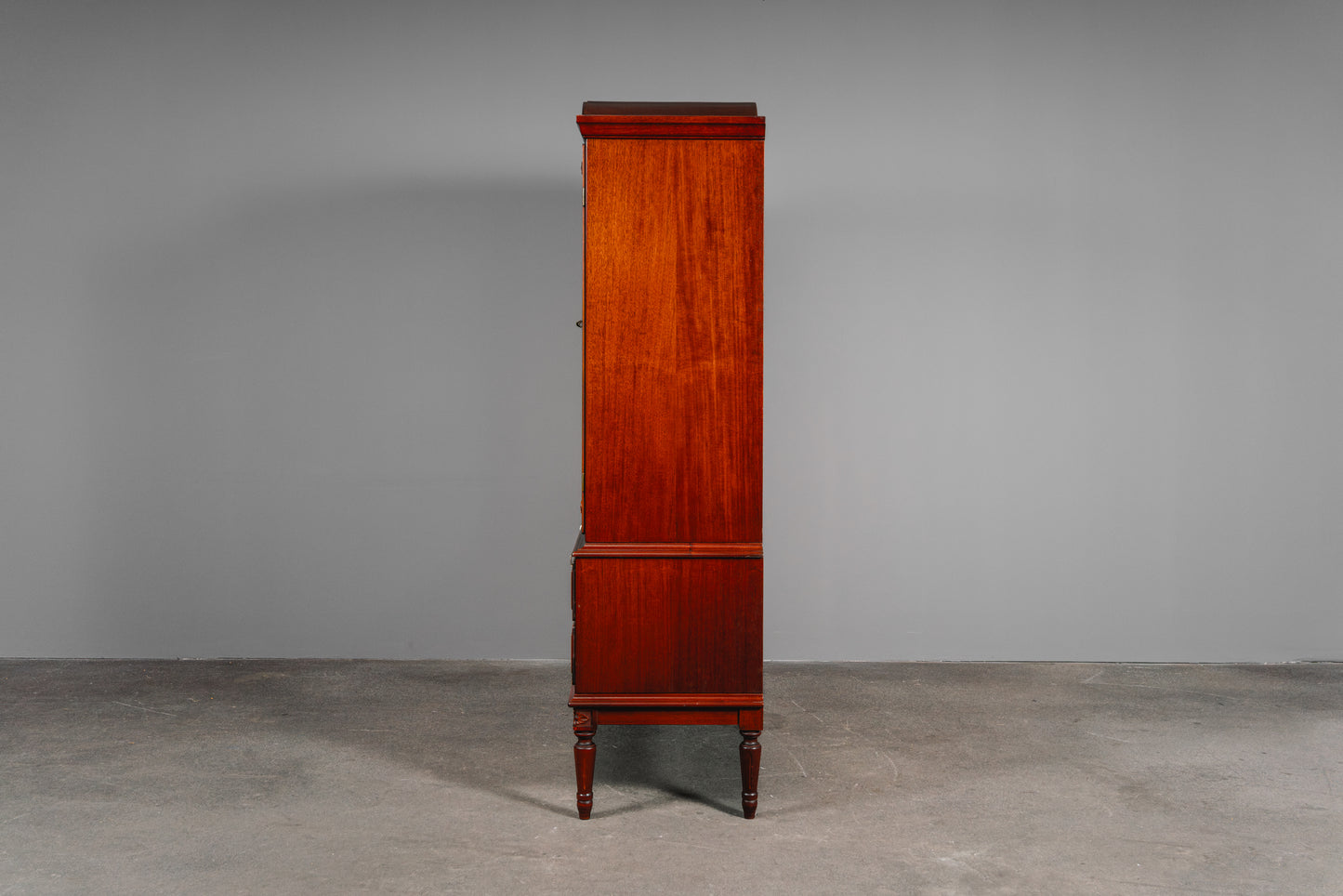 Eleganter Vitrinenschrank im Antik Stil