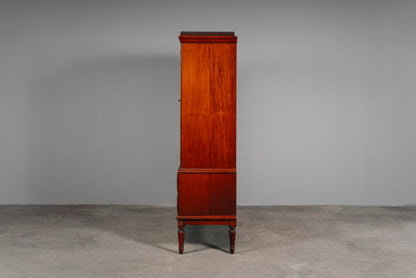 Eleganter Vitrinenschrank im Antik Stil