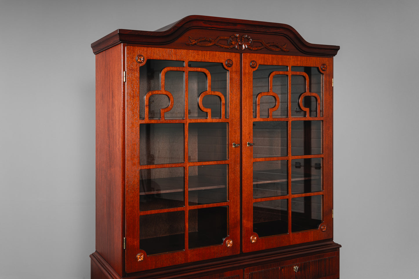 Eleganter Vitrinenschrank im Antik Stil