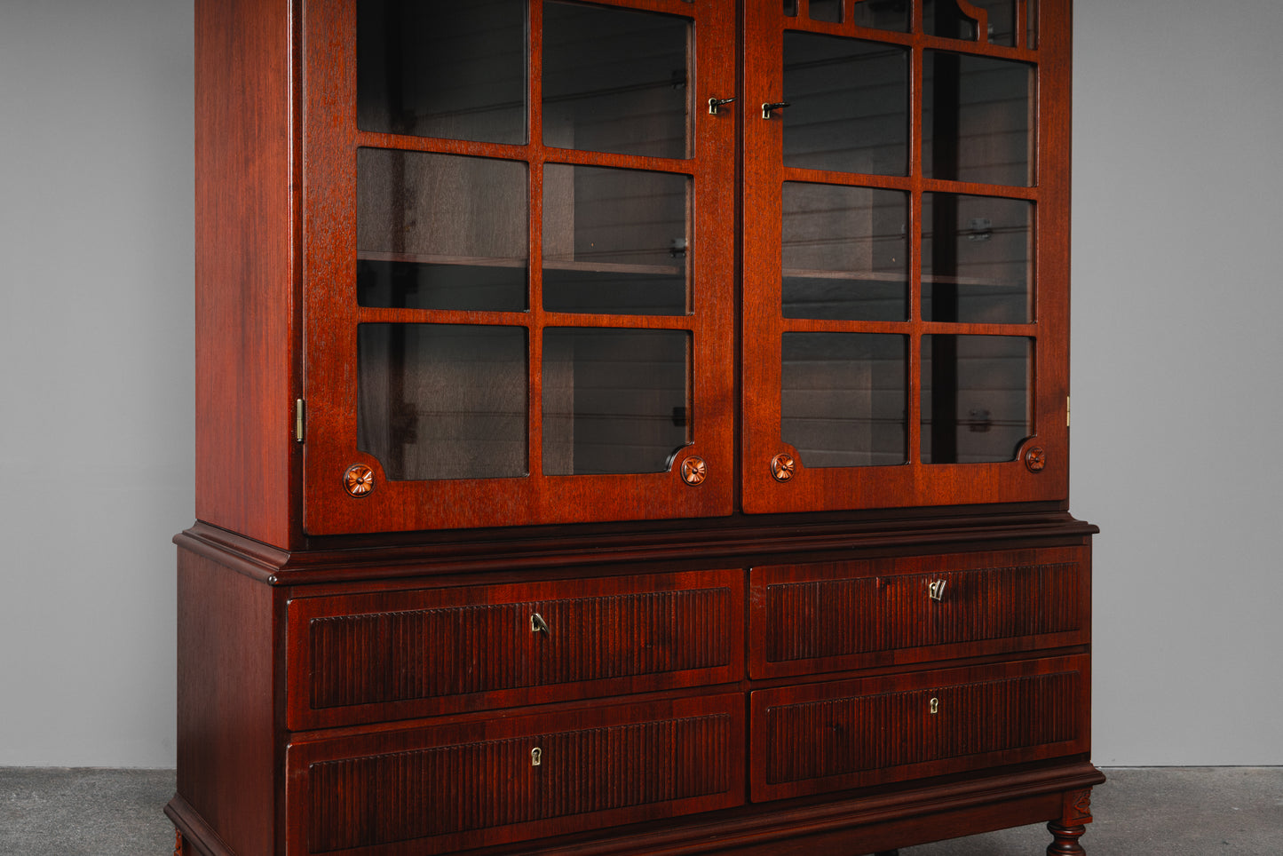 Eleganter Vitrinenschrank im Antik Stil