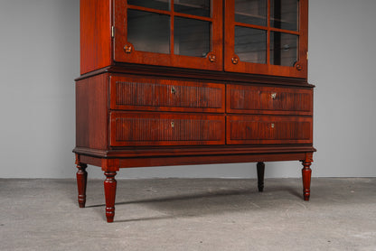 Eleganter Vitrinenschrank im Antik Stil