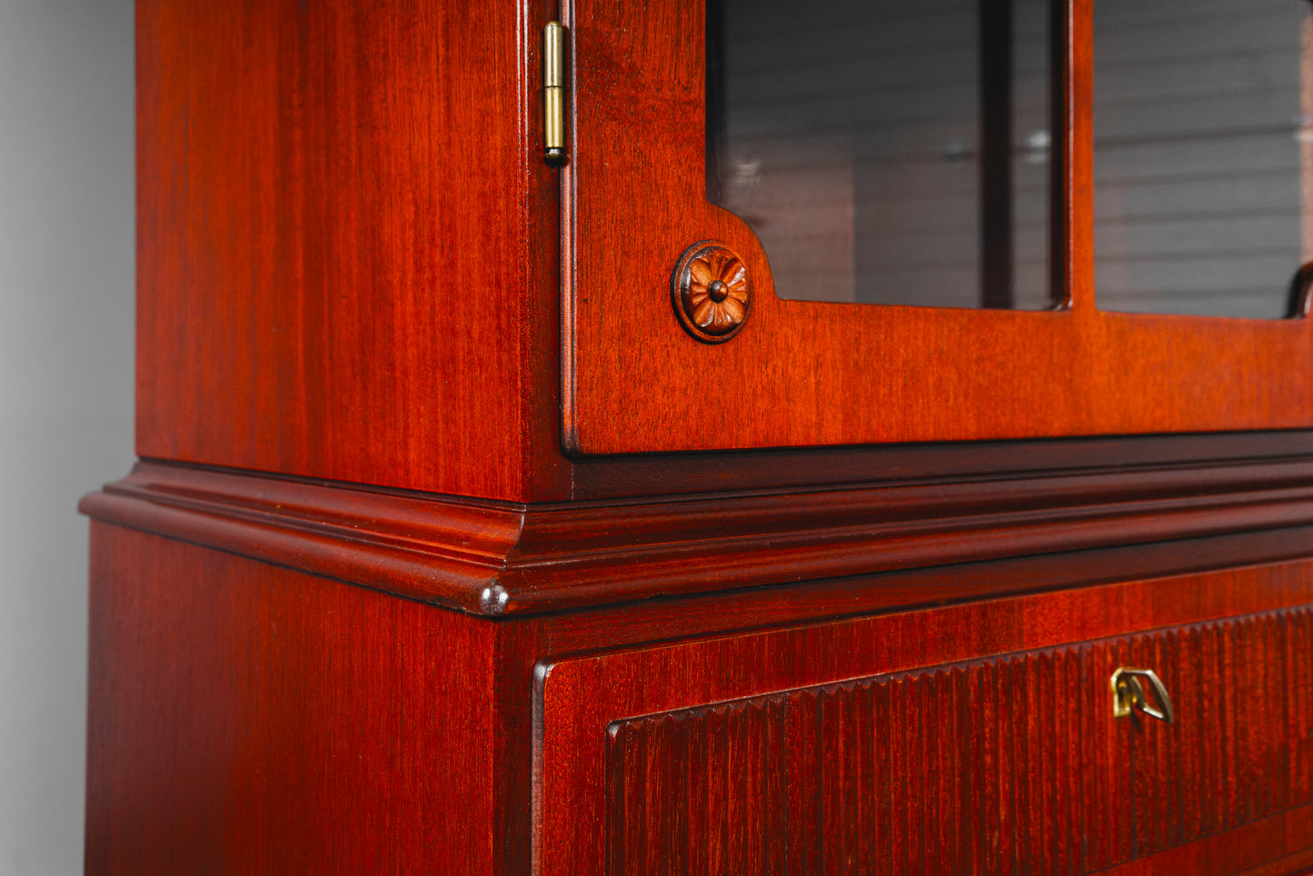 Eleganter Vitrinenschrank im Antik Stil