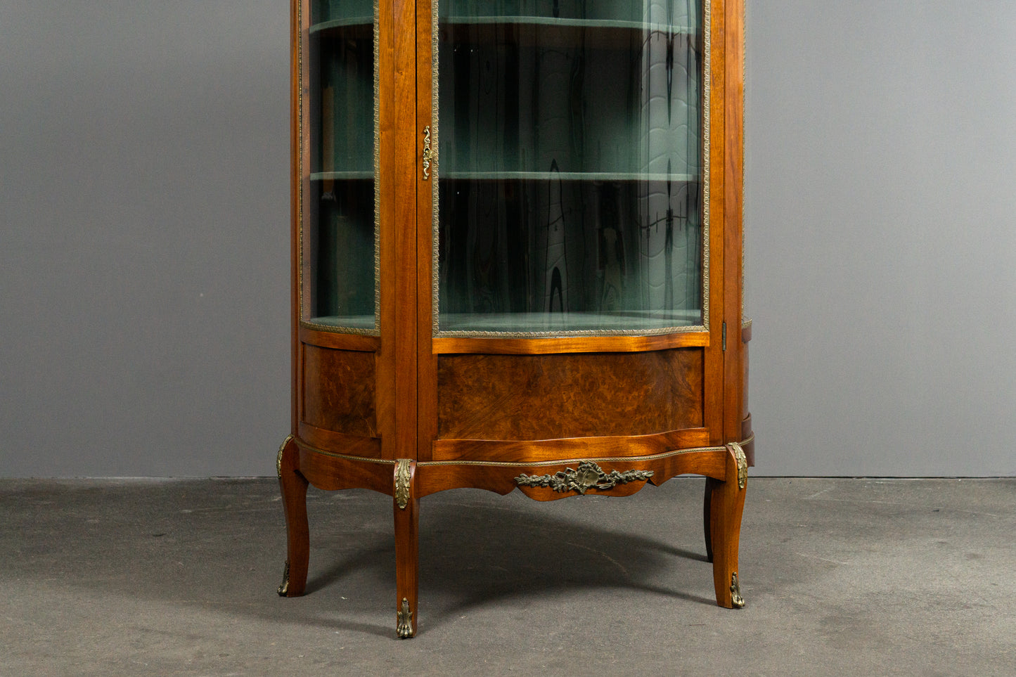 Wunderschöne Vitrine im Antik Stil