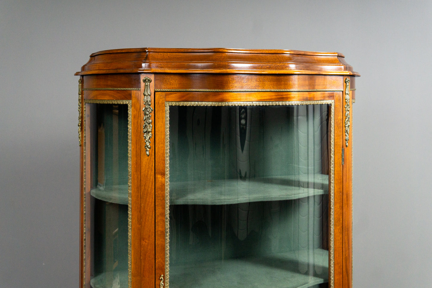 Wunderschöne Vitrine im Antik Stil