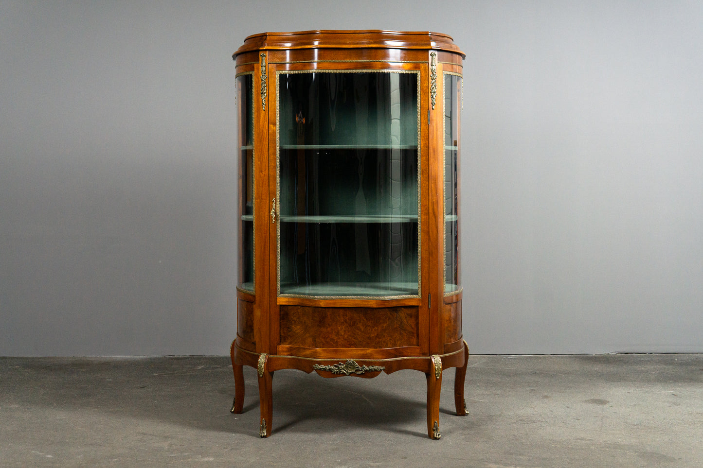 Wunderschöne Vitrine im Antik Stil