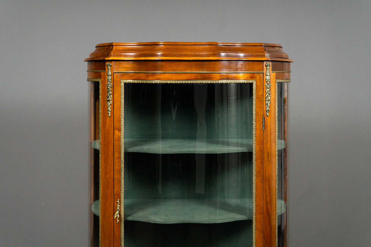 Wunderschöne Vitrine im Antik Stil