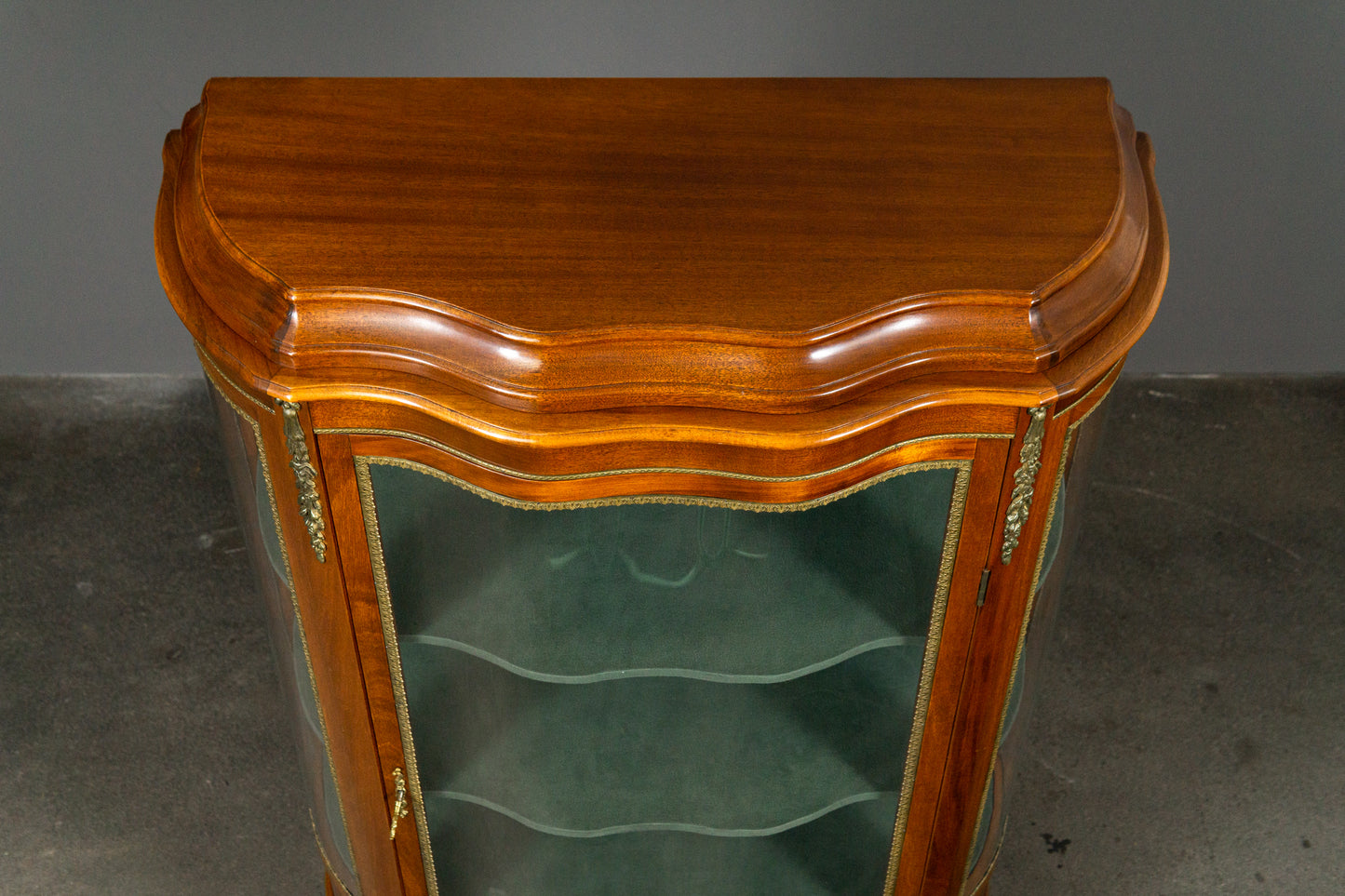 Wunderschöne Vitrine im Antik Stil