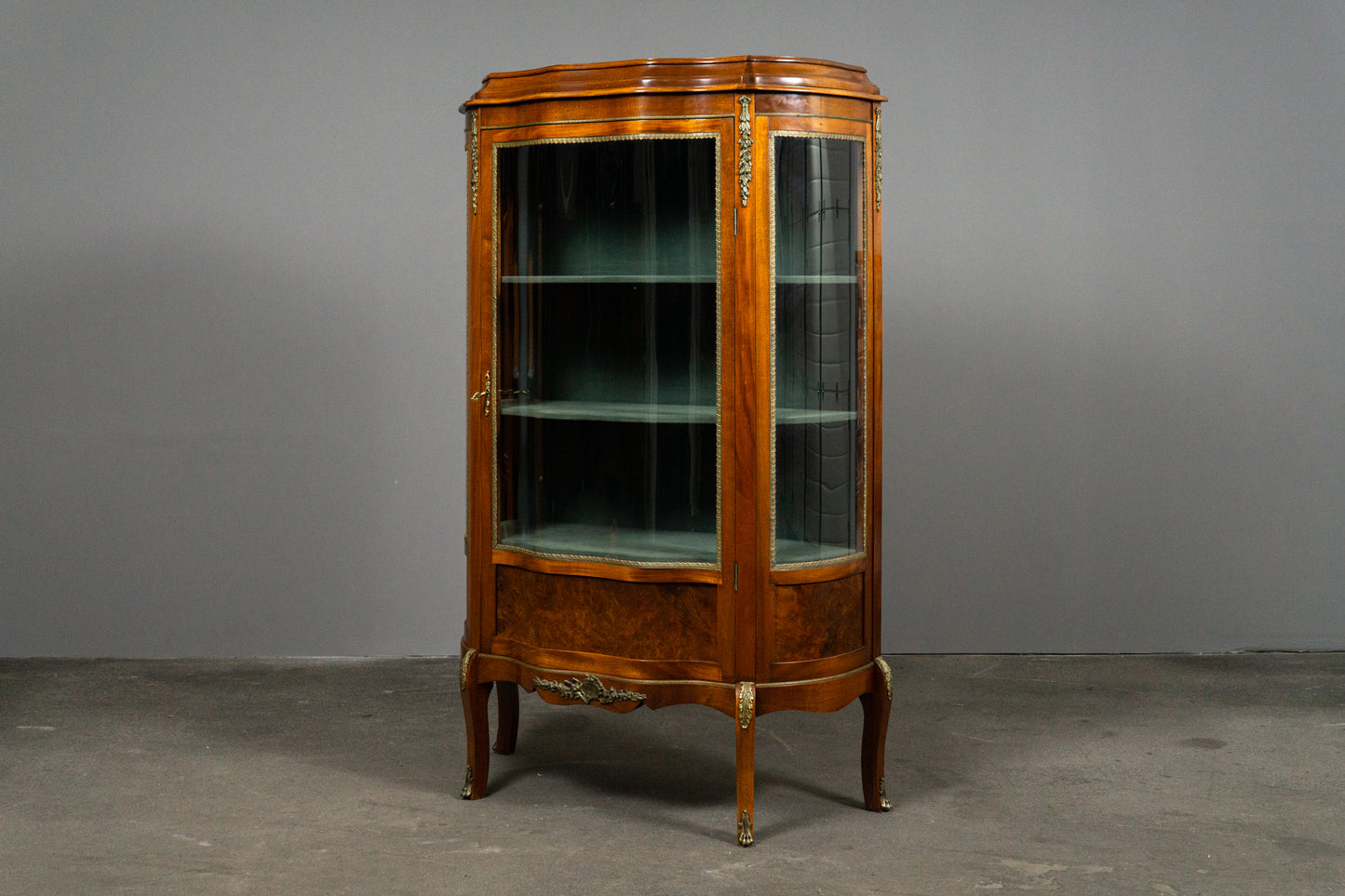 Wunderschöne Vitrine im Antik Stil