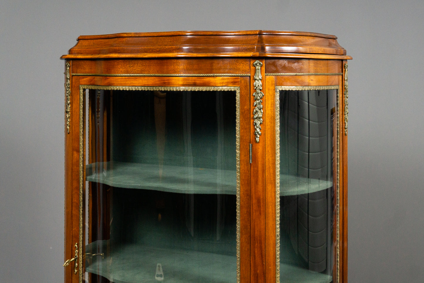 Wunderschöne Vitrine im Antik Stil