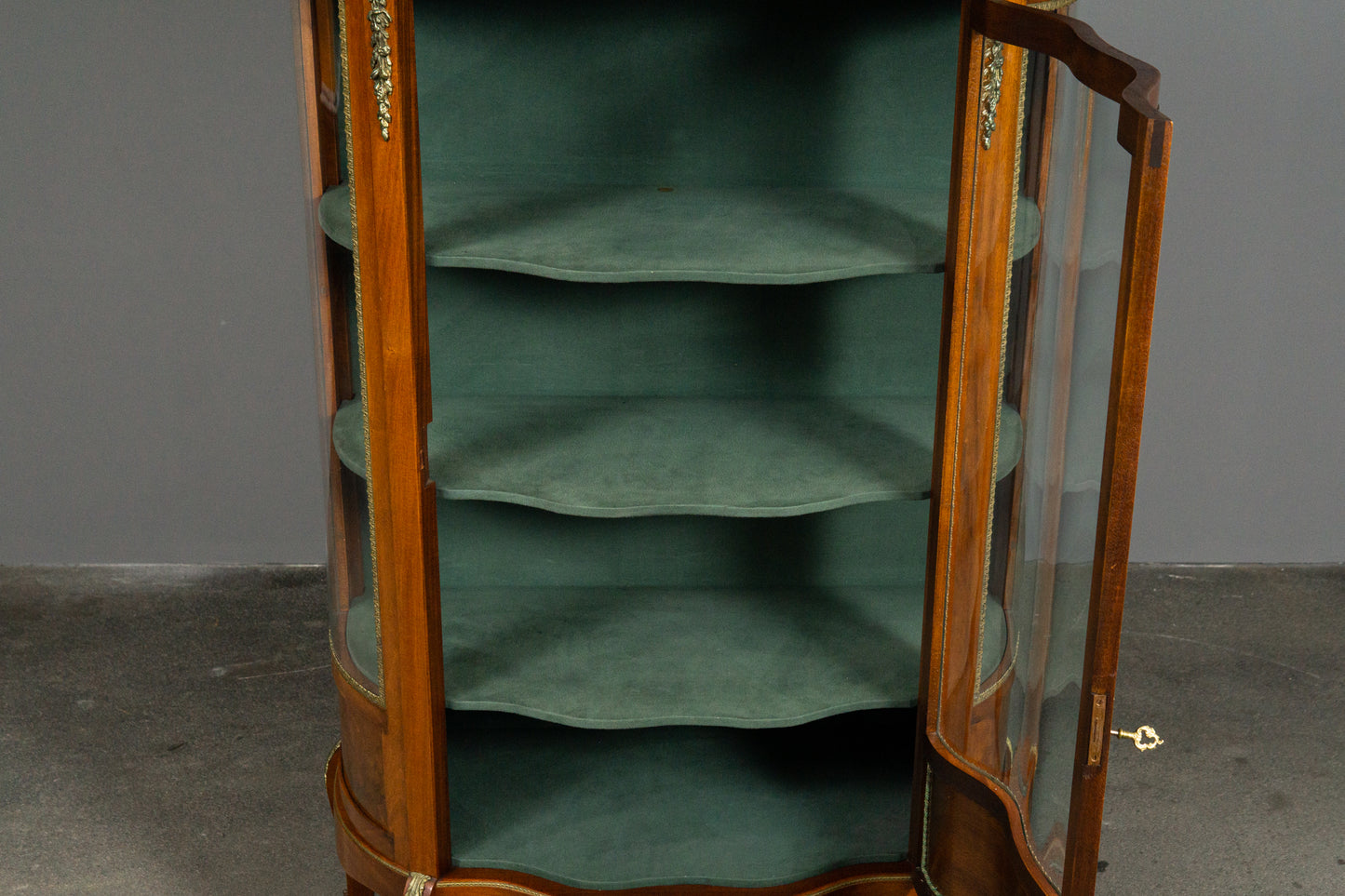 Wunderschöne Vitrine im Antik Stil