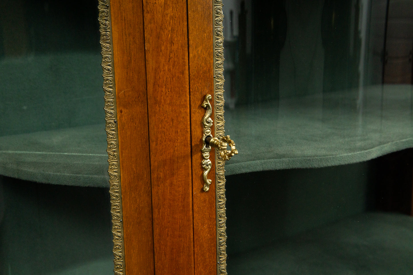 Wunderschöne Vitrine im Antik Stil