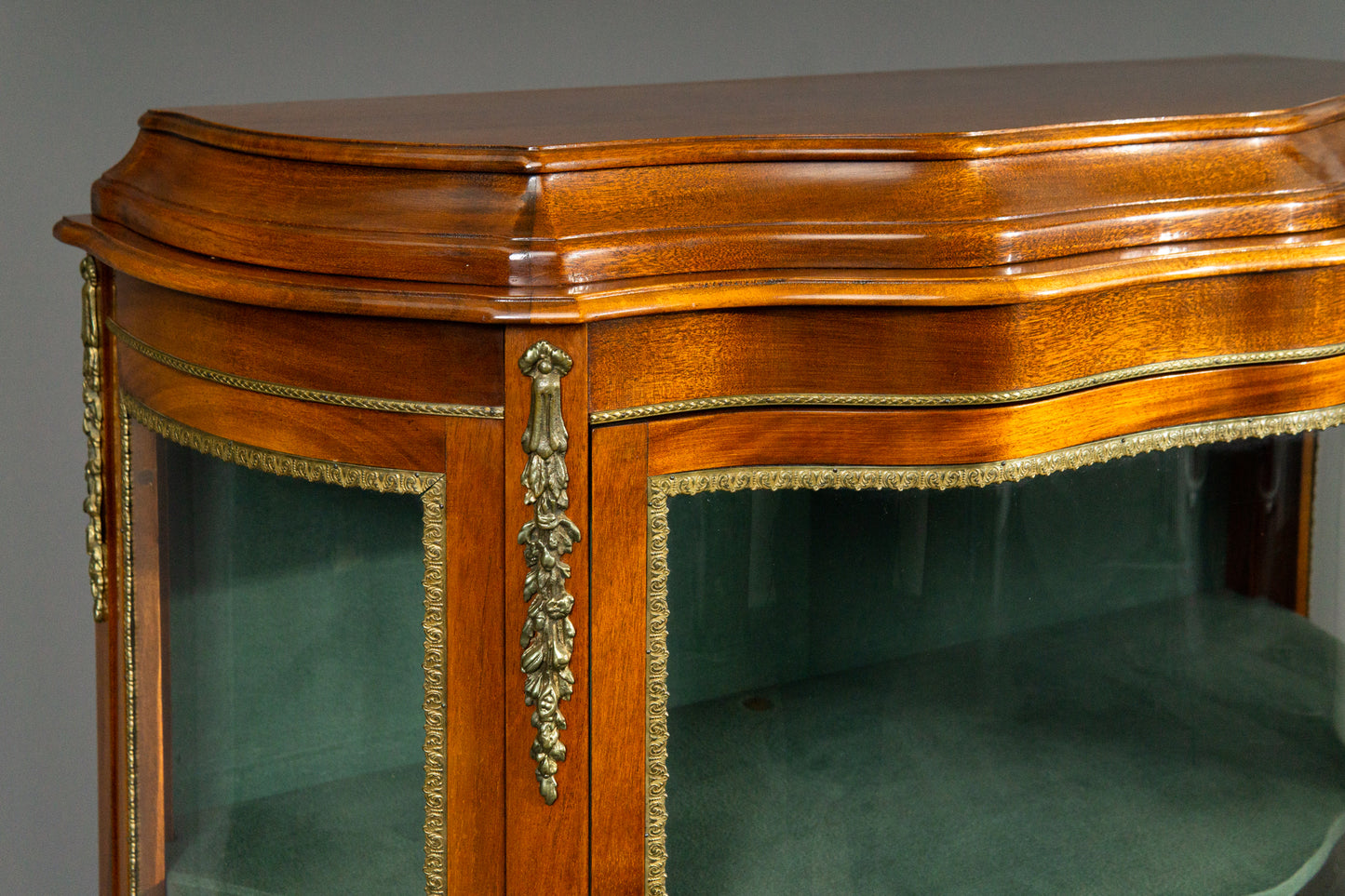 Wunderschöne Vitrine im Antik Stil