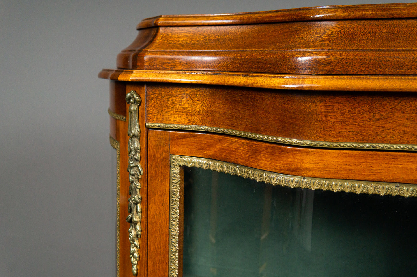 Wunderschöne Vitrine im Antik Stil