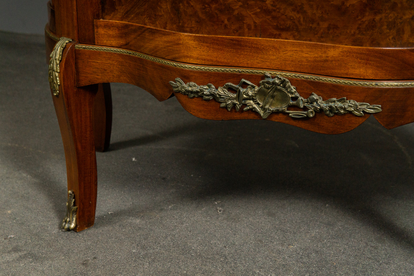 Wunderschöne Vitrine im Antik Stil