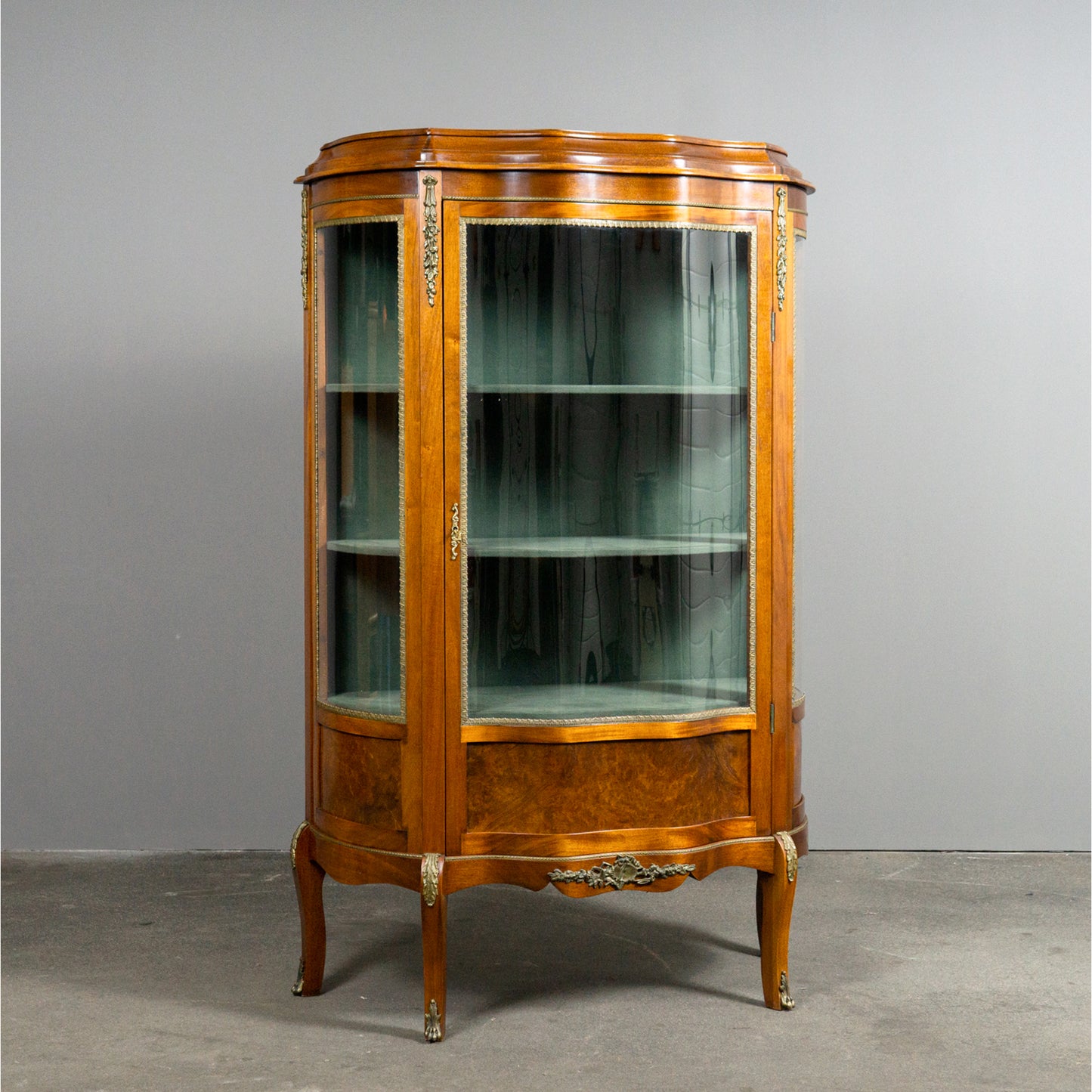 Wunderschöne Vitrine im Antik Stil