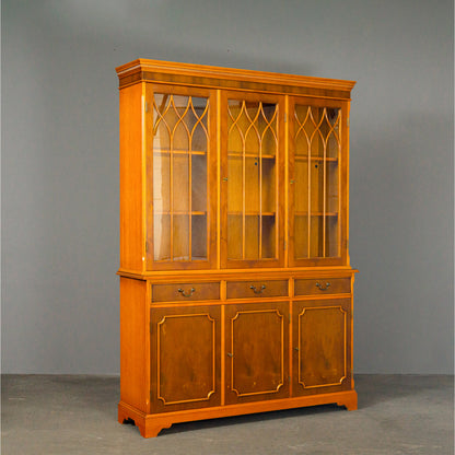 Eleganter Bücherschrank im Englischen Stil