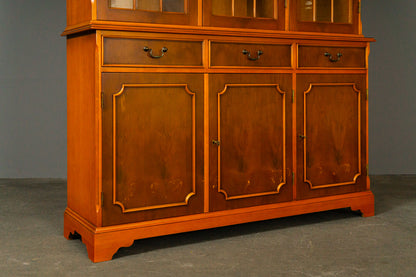 Eleganter Bücherschrank im Englischen Stil