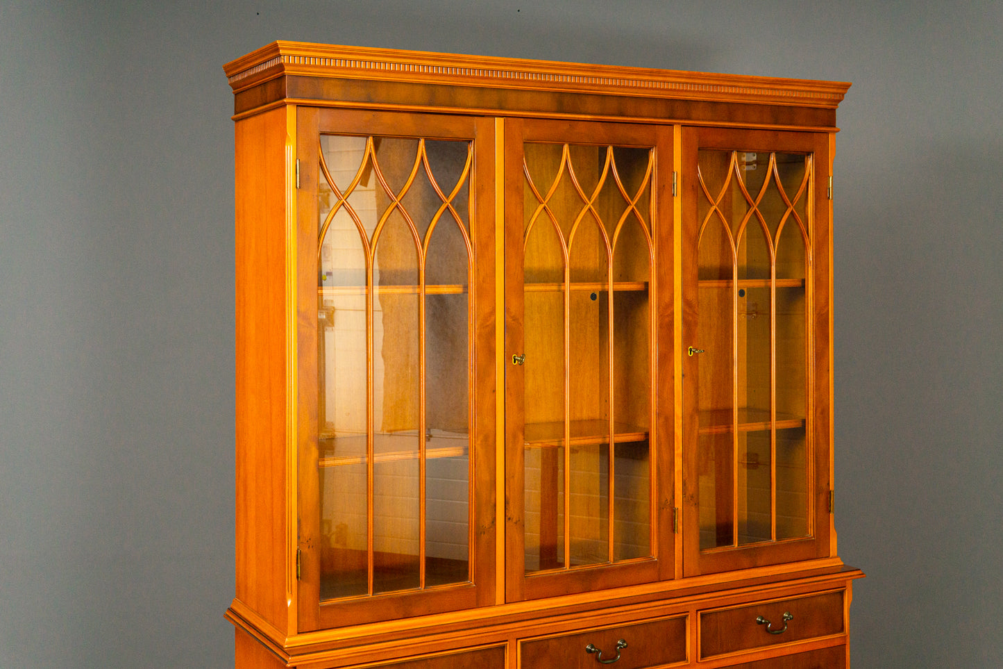 Eleganter Bücherschrank im Englischen Stil