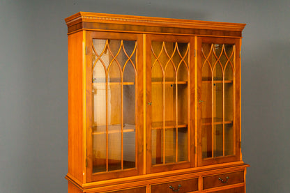 Eleganter Bücherschrank im Englischen Stil