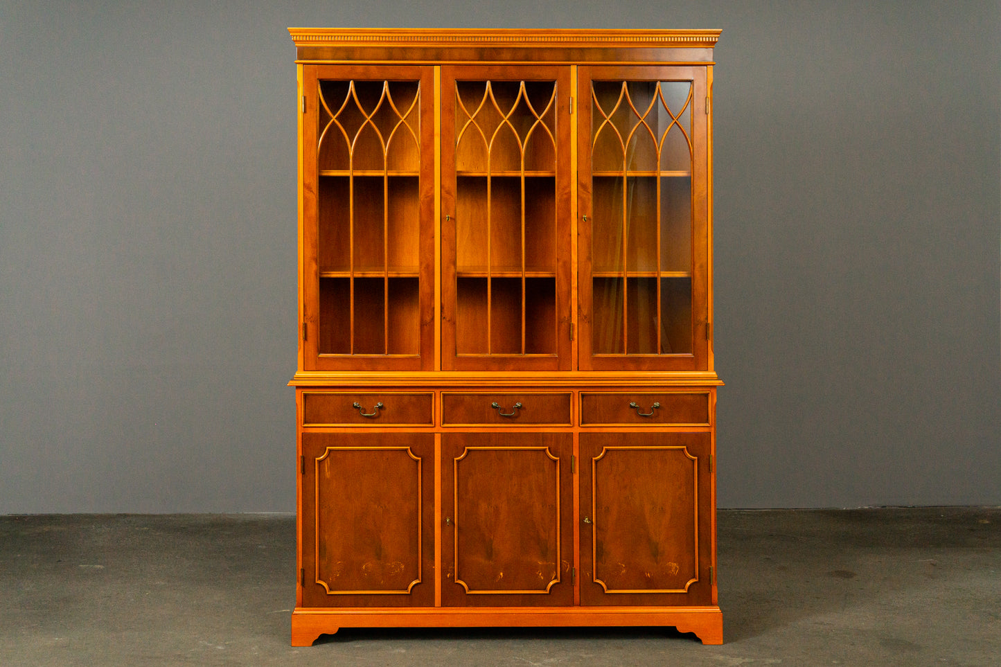 Eleganter Bücherschrank im Englischen Stil