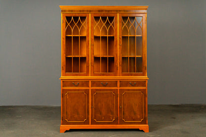 Eleganter Bücherschrank im Englischen Stil