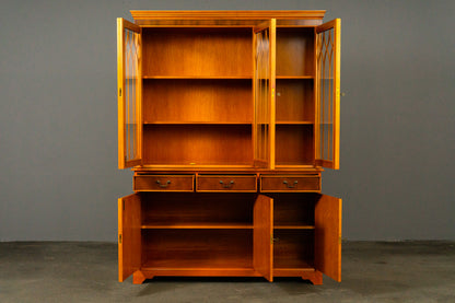 Eleganter Bücherschrank im Englischen Stil