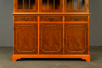 Eleganter Bücherschrank im Englischen Stil