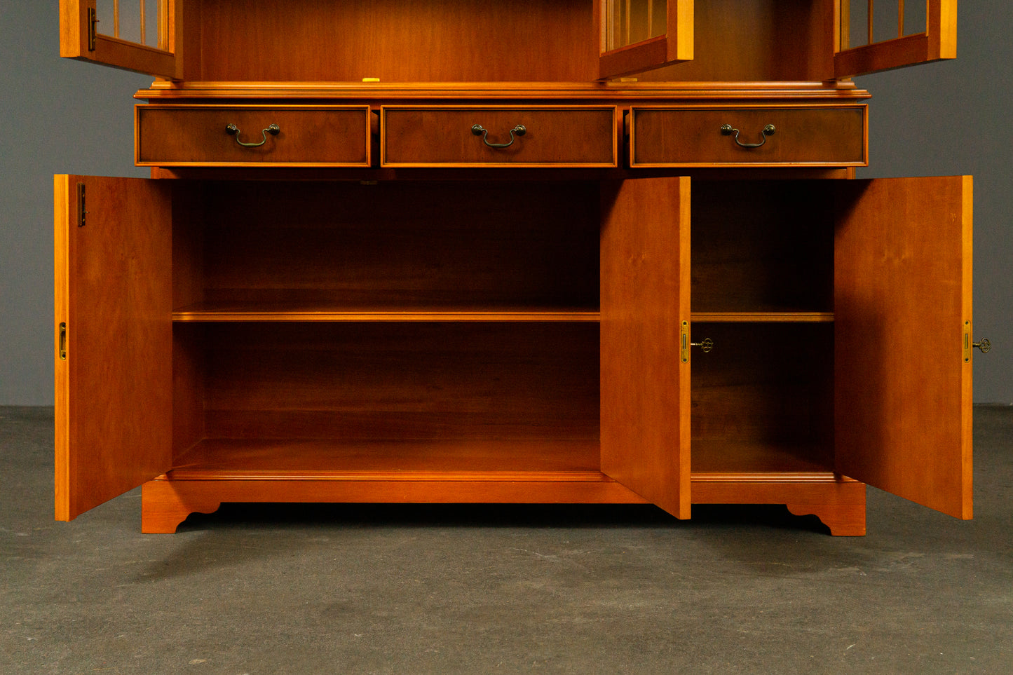 Eleganter Bücherschrank im Englischen Stil