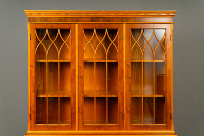 Eleganter Bücherschrank im Englischen Stil
