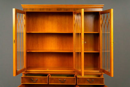 Eleganter Bücherschrank im Englischen Stil