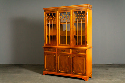 Eleganter Bücherschrank im Englischen Stil